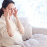 我慢しないで！妊娠中期の頭痛の原因と対処法について